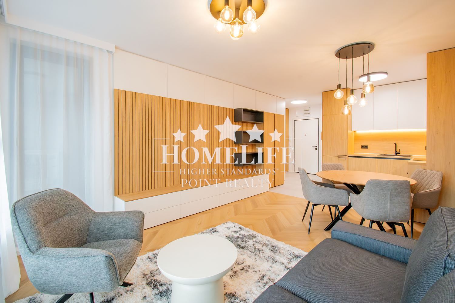 Прекрасен нов тристаен апартамент под наем в затворен комлекс в Центъра на града-0 Прекрасен нов тристаен апартамент под наем в затворен комлекс в Центъра на града - 0