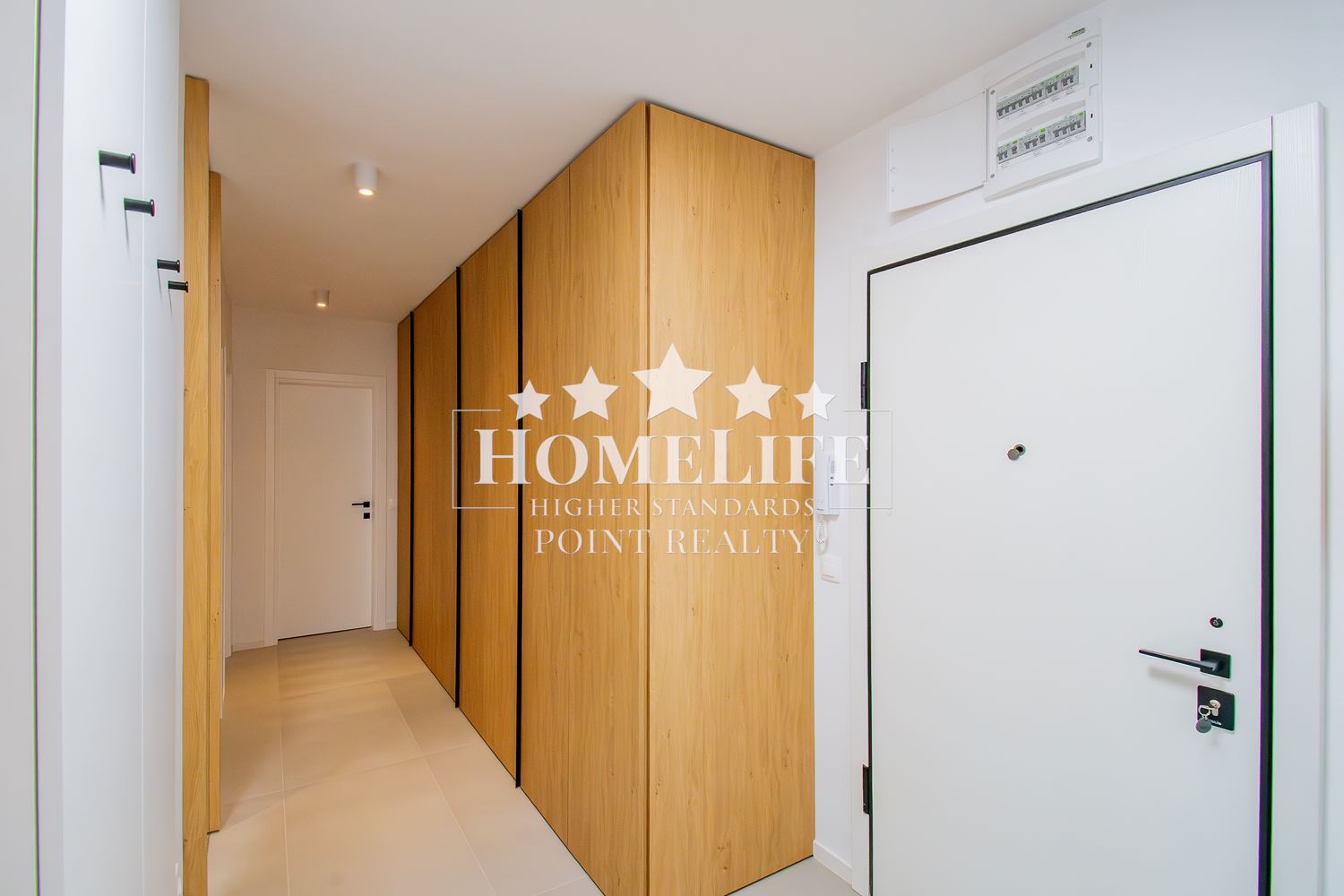 Прекрасен нов тристаен апартамент под наем в затворен комлекс в Центъра на града-0 Прекрасен нов тристаен апартамент под наем в затворен комлекс в Центъра на града - 0