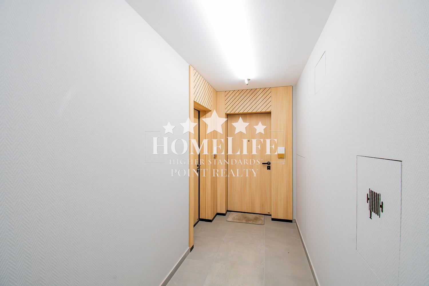 Прекрасен нов тристаен апартамент под наем в затворен комлекс в Центъра на града-0 Прекрасен нов тристаен апартамент под наем в затворен комлекс в Центъра на града - 0