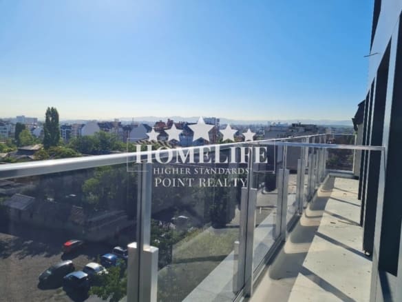 Просторен тристаен апартамент в Център - 0