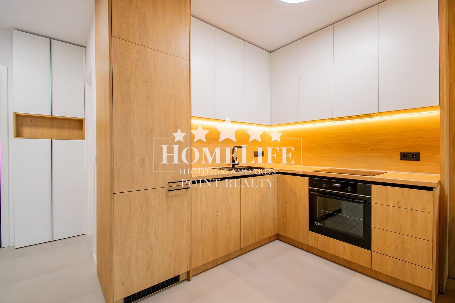 Прекрасен нов тристаен апартамент под наем в затворен комлекс в Центъра на града-0 Прекрасен нов тристаен апартамент под наем в затворен комлекс в Центъра на града - 0