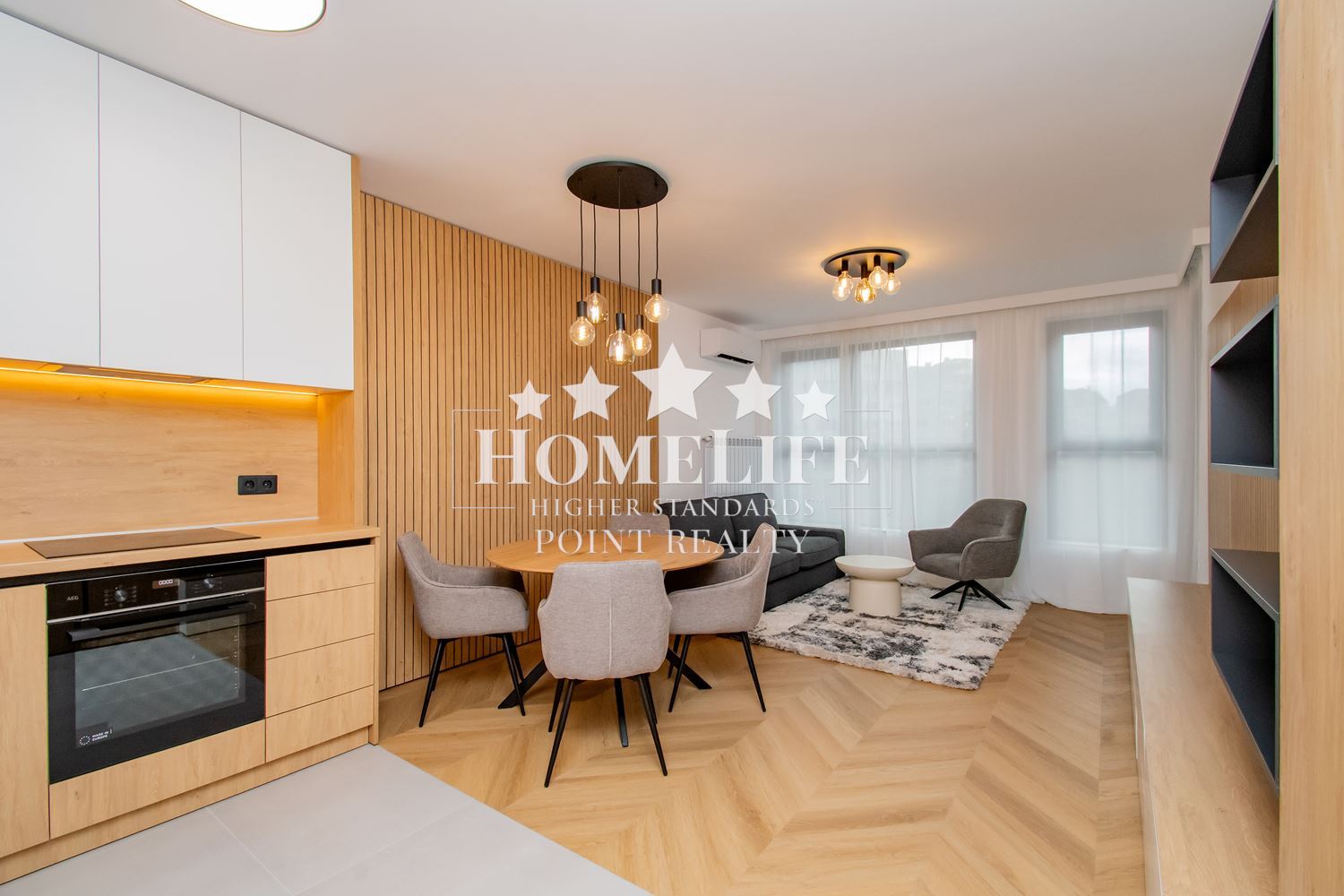 Прекрасен нов тристаен апартамент под наем в затворен комлекс в Центъра на града-0 Прекрасен нов тристаен апартамент под наем в затворен комлекс в Центъра на града - 0