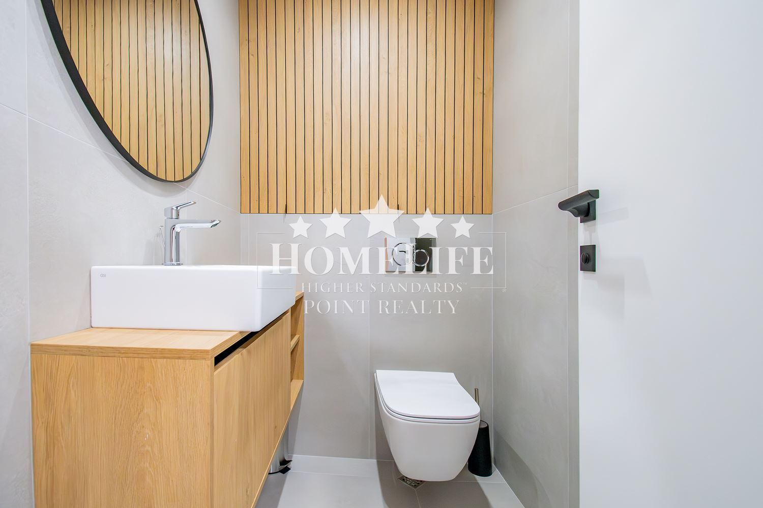 Прекрасен нов тристаен апартамент под наем в затворен комлекс в Центъра на града-0 Прекрасен нов тристаен апартамент под наем в затворен комлекс в Центъра на града - 0