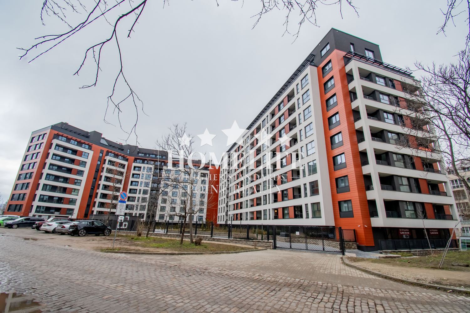 Прекрасен нов тристаен апартамент под наем в затворен комлекс в Центъра на града-0 Прекрасен нов тристаен апартамент под наем в затворен комлекс в Центъра на града - 0