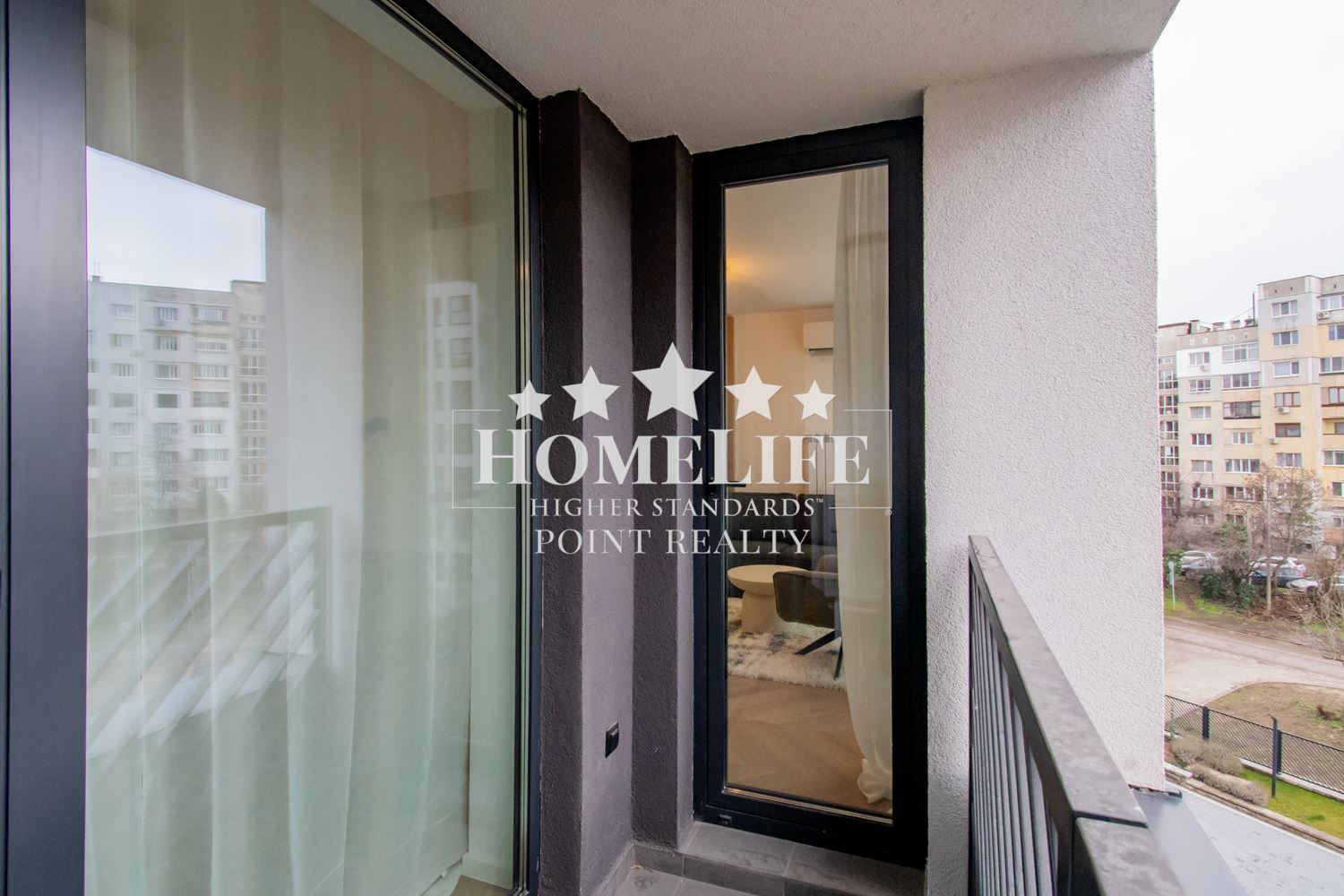 Прекрасен нов тристаен апартамент под наем в затворен комлекс в Центъра на града-0 Прекрасен нов тристаен апартамент под наем в затворен комлекс в Центъра на града - 0