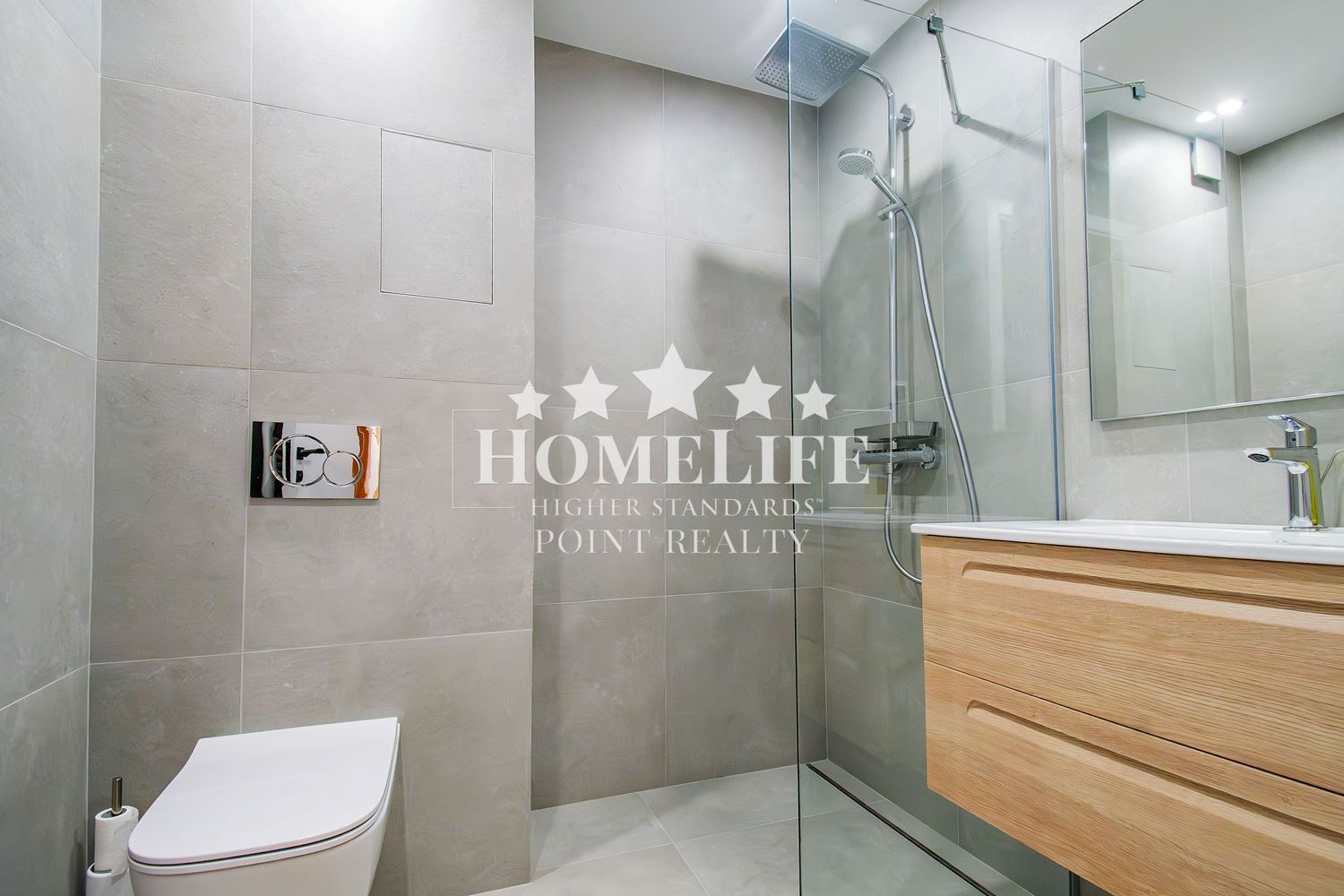 Прекрасен нов тристаен апартамент под наем в затворен комлекс в Центъра на града-0 Прекрасен нов тристаен апартамент под наем в затворен комлекс в Центъра на града - 0