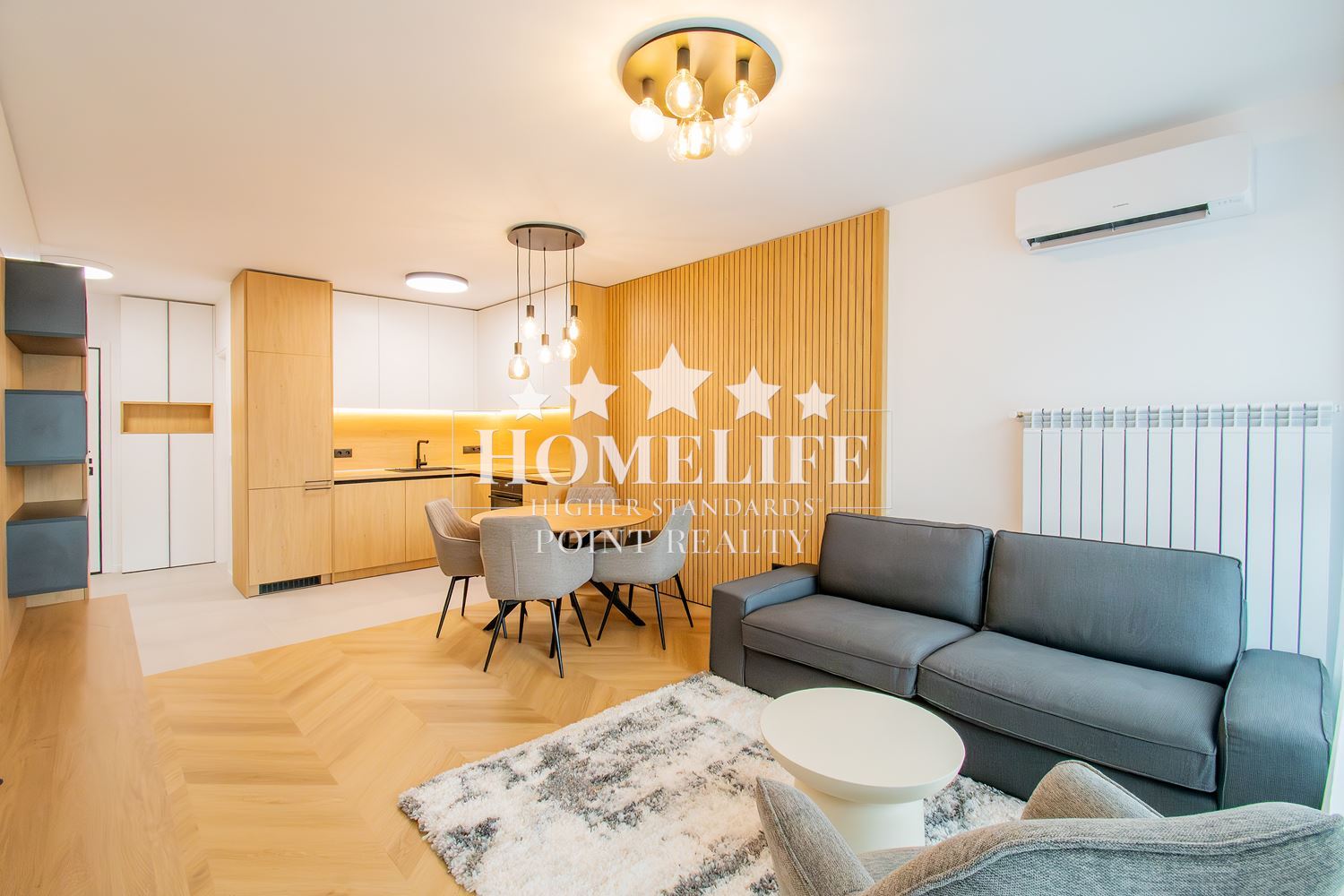 Прекрасен нов тристаен апартамент под наем в затворен комлекс в Центъра на града-0 Прекрасен нов тристаен апартамент под наем в затворен комлекс в Центъра на града - 0