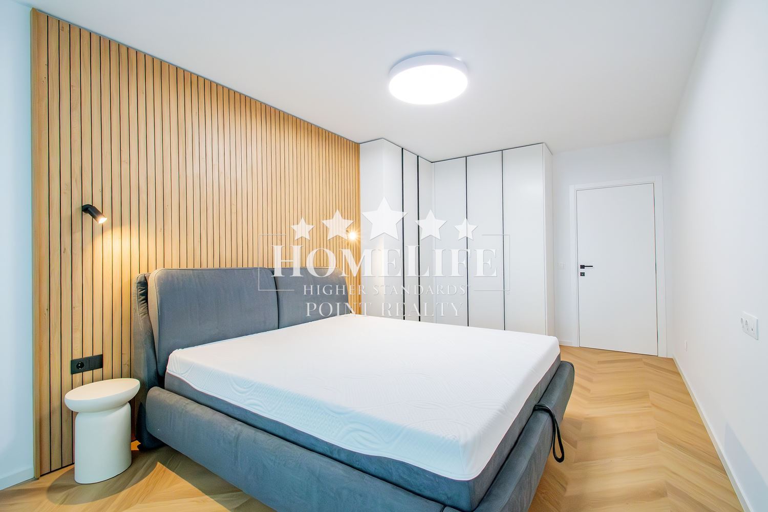 Прекрасен нов тристаен апартамент под наем в затворен комлекс в Центъра на града-0 Прекрасен нов тристаен апартамент под наем в затворен комлекс в Центъра на града - 0