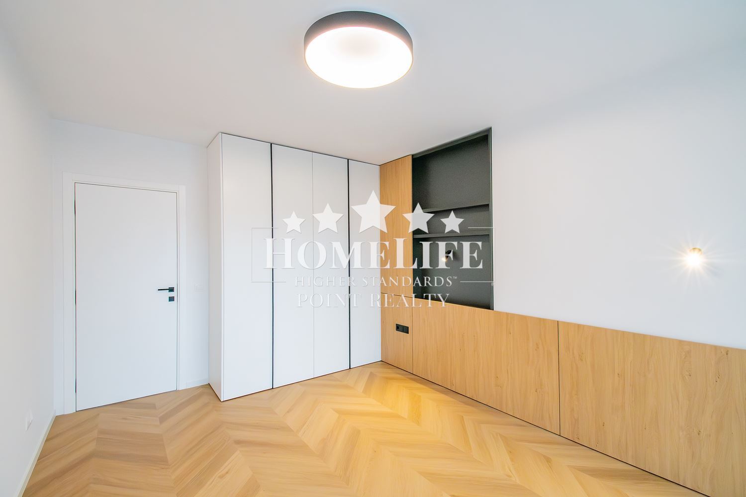 Прекрасен нов тристаен апартамент под наем в затворен комлекс в Центъра на града-0 Прекрасен нов тристаен апартамент под наем в затворен комлекс в Центъра на града - 0